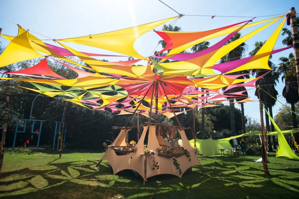 אוהל צבעוני באירוע האגודה